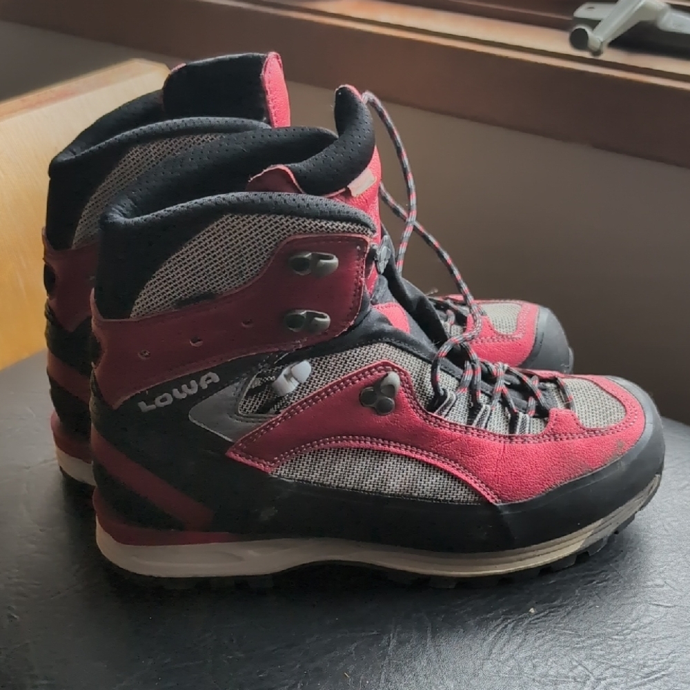 Lowa Men's Red and Black Mountaineering Boots